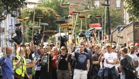 J�venes para Cristo limpian la Comunidad tras disturbios