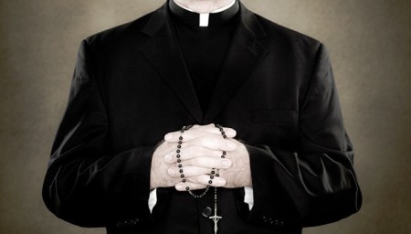 clerigo a favor de la pedofilia
