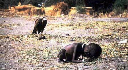 El niño que sobrevivió al buitre