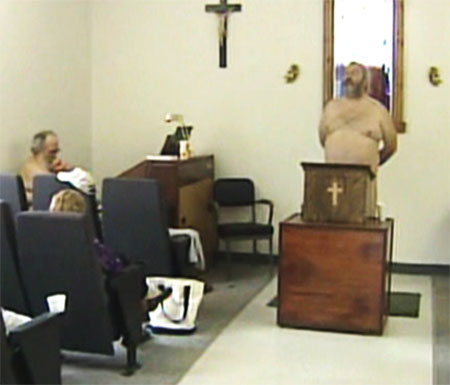 Allen Parker aparece desnudo en el púlpito