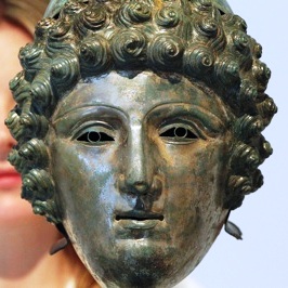 Casco y m�scara romanos